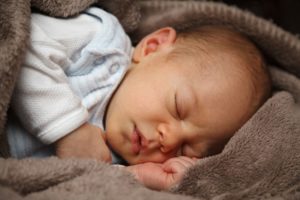 Wie lange schlafen Neugeborene?